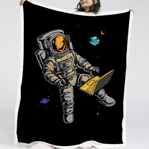 Astronaut Working On The Space LKSPMA39 Sherpa Fleece Blanket